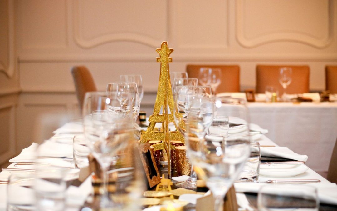 Sala weselna w restauracji idealna na przyjęcia okolicznościowe.