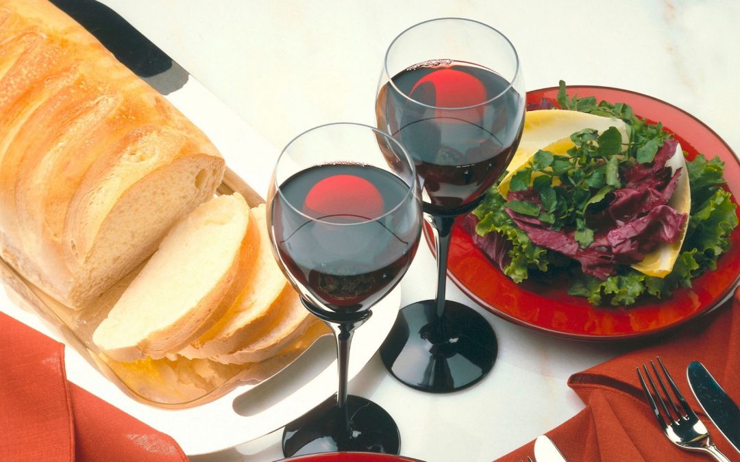 O czym warto pamiętać wybierając wino do posiłku?